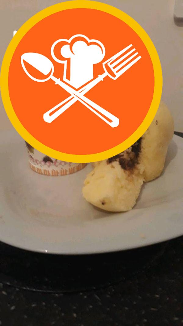Κέικ αμύλου με σταγόνα σοκολάτας σε φόρμα για μάφιν χωρίς φούρνο σε κατσαρόλα-9458791-180530